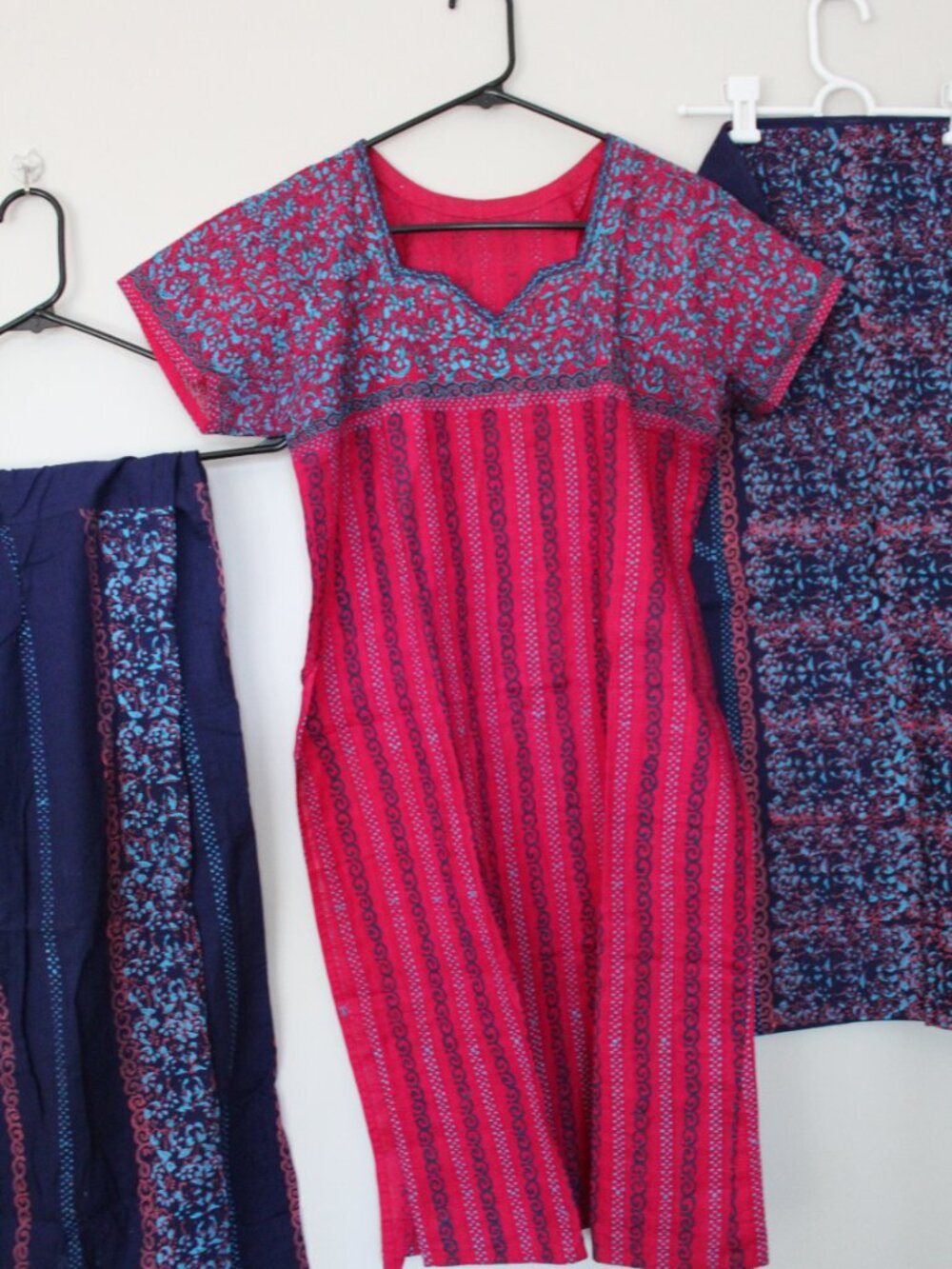 Traditional Indian Salwar Kameez Set - Kurti, Patiala Pants & Dupatta- small - Picture 4 of 10